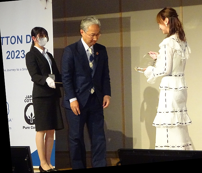 2023年のコットンアワードを受賞する日向坂46の影山優佳さん